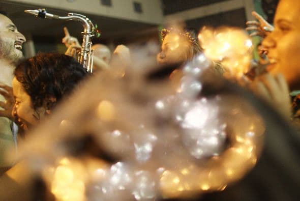 Los "blocos", al contrario de las escuelas de samba que cada año sorprenden a miles de turistas en el Sambódromo, no tienen la misma estructura, parafernalia y publicidad de los desfiles oficiales.