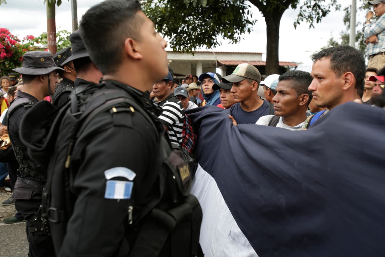 La policía de Guatemala detuvo durante unas horas el paso de los migrantes en Esquipulas, cerca de la frontera con Honduras. Luego los dejó pasar.