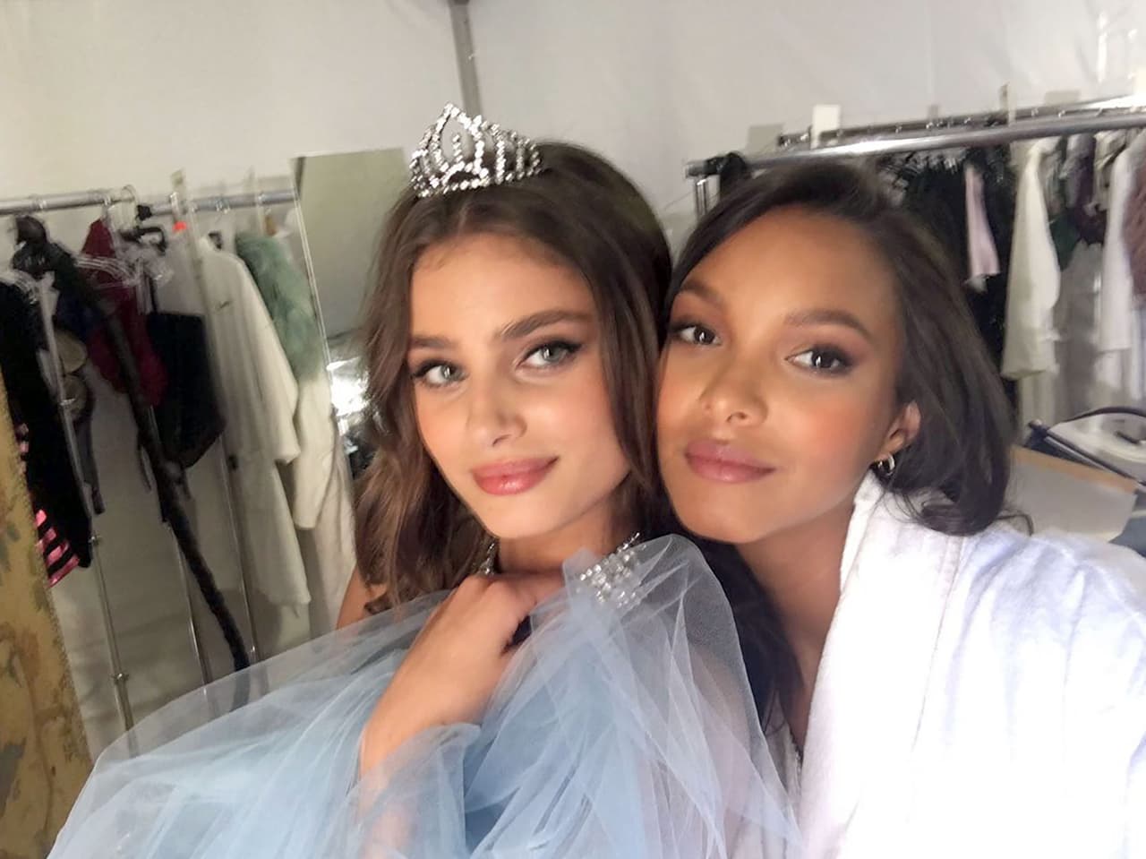 Lais se encargó de compartir varias imágenes del detrás de cámaras con sus amigas, como Sara Sampaio.