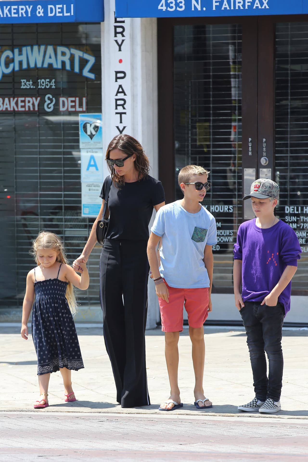 Harper, por su parte, estaba encantadora con su vestidito y sandalias.