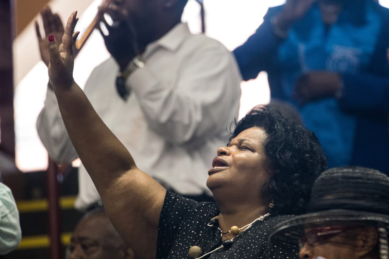 Dylan Roof se declaró culpable de los hechos, considerados por el departamento de justicia un crimen de odio y un acto de terrorismo doméstico. En la foto, una mujer reza durante el acto conmemorativo a un año de la tragedia en la iglesia de Charleston.