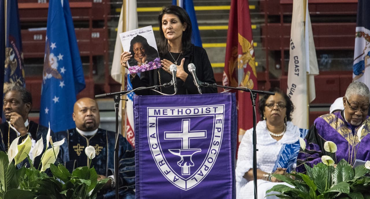 La gobernadora de Carolina del Sur, Nikki Haley, presente en el acto conmemorativo a un año de la tragedia. Sostiene una fotografía de DePayne Middleton-Doctor, una de las víctimas del ataque, mientras se dirige a los presentes.