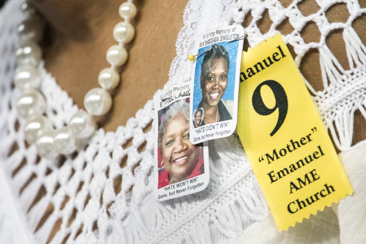 Una de las personas reunidas en la Iglesia Episcopal Metodista Emanuel, lleva en su ropa fotografías de Sharonda Singleton y Ethel lance, quienes fallecieron en el ataque. A un año de esta tragedia, y a menos de una semana de la masacre de Orlando donde murieron 49 personas, los habitantes de Charleston se encuentran para recordar a las víctimas de la violencia.