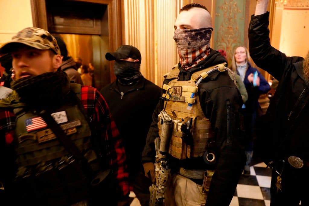 Manifestantes intentan entrar en la Cámara de Michigan durante una protesta en contra de las medidas de cuarentena adoptadas por la gobernadora del estado Gretchen Whitmer.