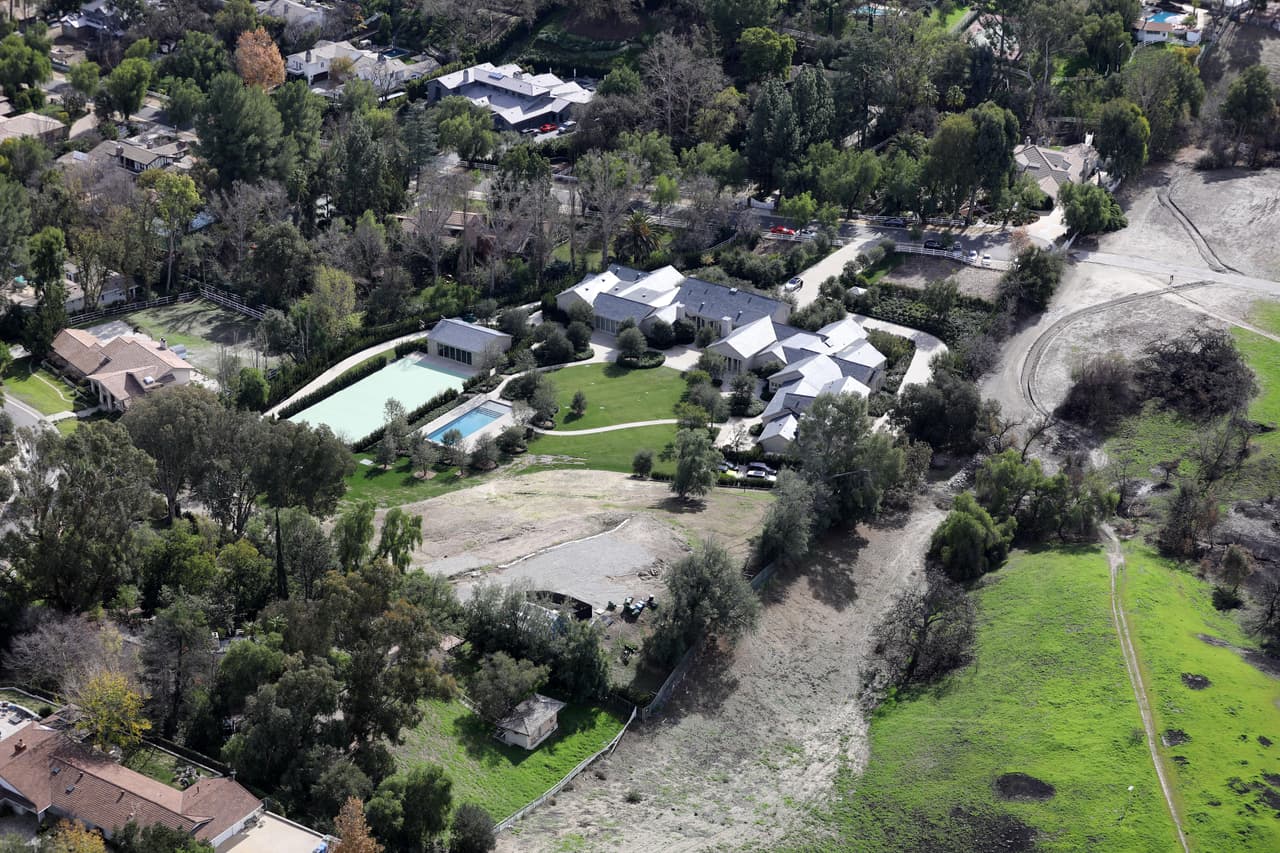 Además, Ye acordó en transferir a su exesposa la propiedad de 4.5 millones de dólares que compró hace unos meses, la cual se ubica al lado de la mansión en que habita la empresaria.