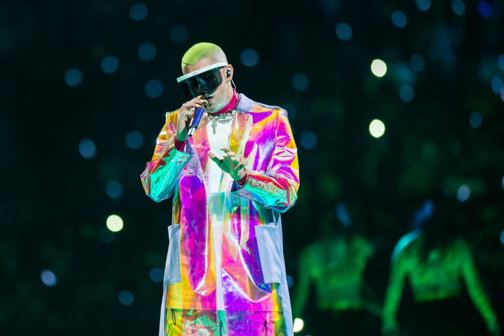 <b>Benito</b> se tomó unos minutos y con la ayuda de sus asistentes volvió on stage para cantar, pero tan solo unos pocos minutos.