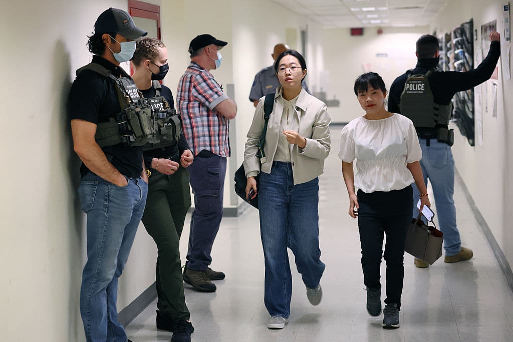 En el Jacob K. Javitz Federal Building de Nueva York, el 30 de junio de 2025, agentes federales patrullan los pasillos de la corte de inmigración. La intensificación de las operaciones de ICE, según el Proyecto de Datos de Deportación de UC Berkeley, ha duplicado las detenciones en 38 estados, generando un ambiente de incertidumbre para los inmigrantes que asisten a audiencias rutinarias. (Foto por Michael M. Santiago/Getty Images)
<br>