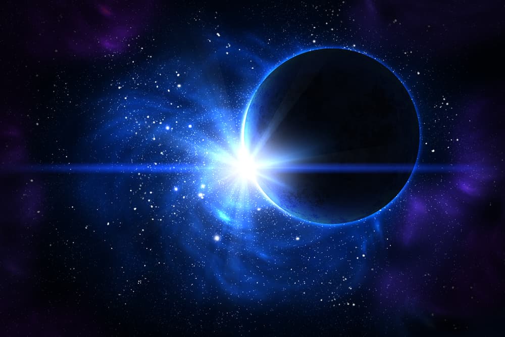 Este signo es regido por el planetoide Plutón y su símbolo es representado por el dios Osiris. Su color es el negro y azul marino, por lo tanto, su elemento es el agua. Número 8, día martes, su flor es el crisantemo y su piedra, el topacio amarillo u obsidiana.