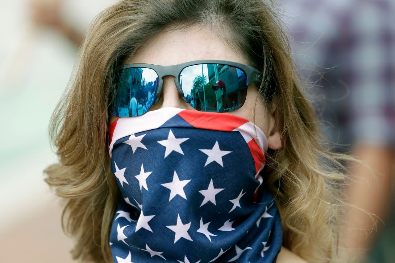 Manifestantes demandan la reapertura de empresas y el gobierno de Florida. Los ciudadanos se juntaron en el centro de Orlando, Florida, el viernes 17 de abril de 2020.