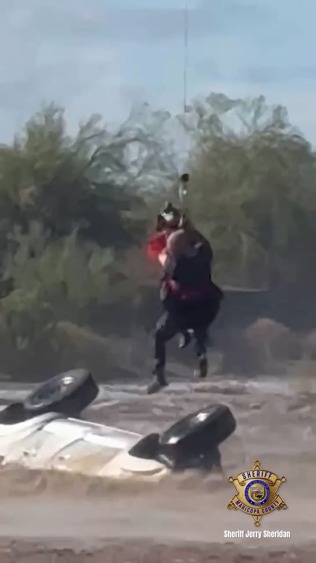 Rescatan a una persona atrapada tras la tormenta