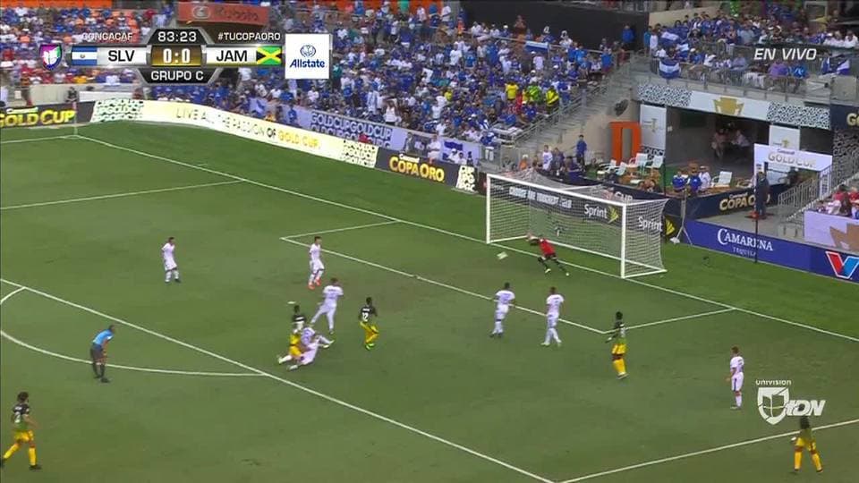 Bryan Tamacas despeja el balón y aleja el peligro