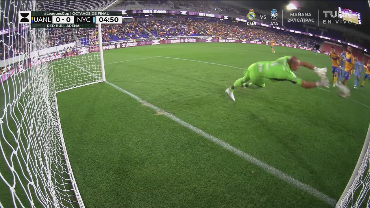 ¡Responde Guzmán! Nahuel también evita el gol rival con la atajada