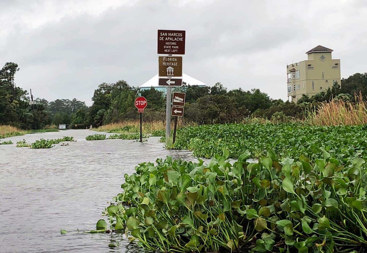 Las aguas desbordadas del río afectan algunas construcciones en St Marks. El gobernador de Florida afirmó que se trata de una "monstruosa tormenta" que podría llevar "devastación total" al norte del estado.