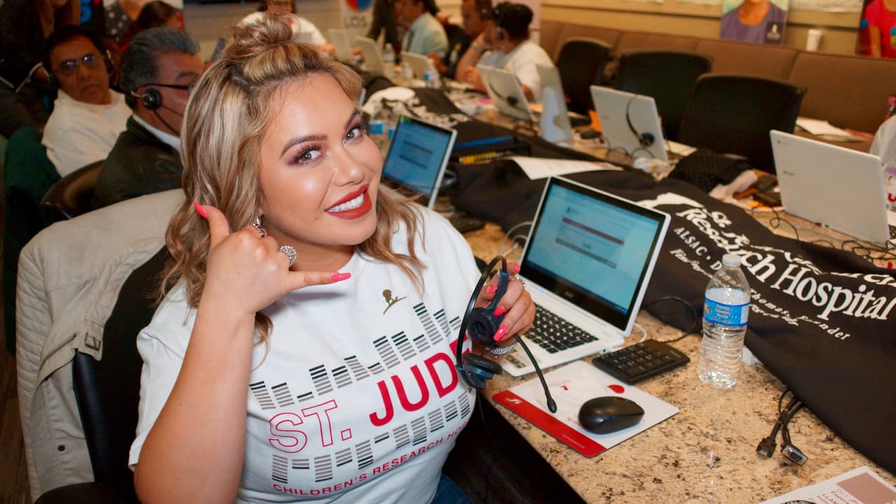 Chiquis Rivera pone manos a la obra durante el Radiotón de St. Jude