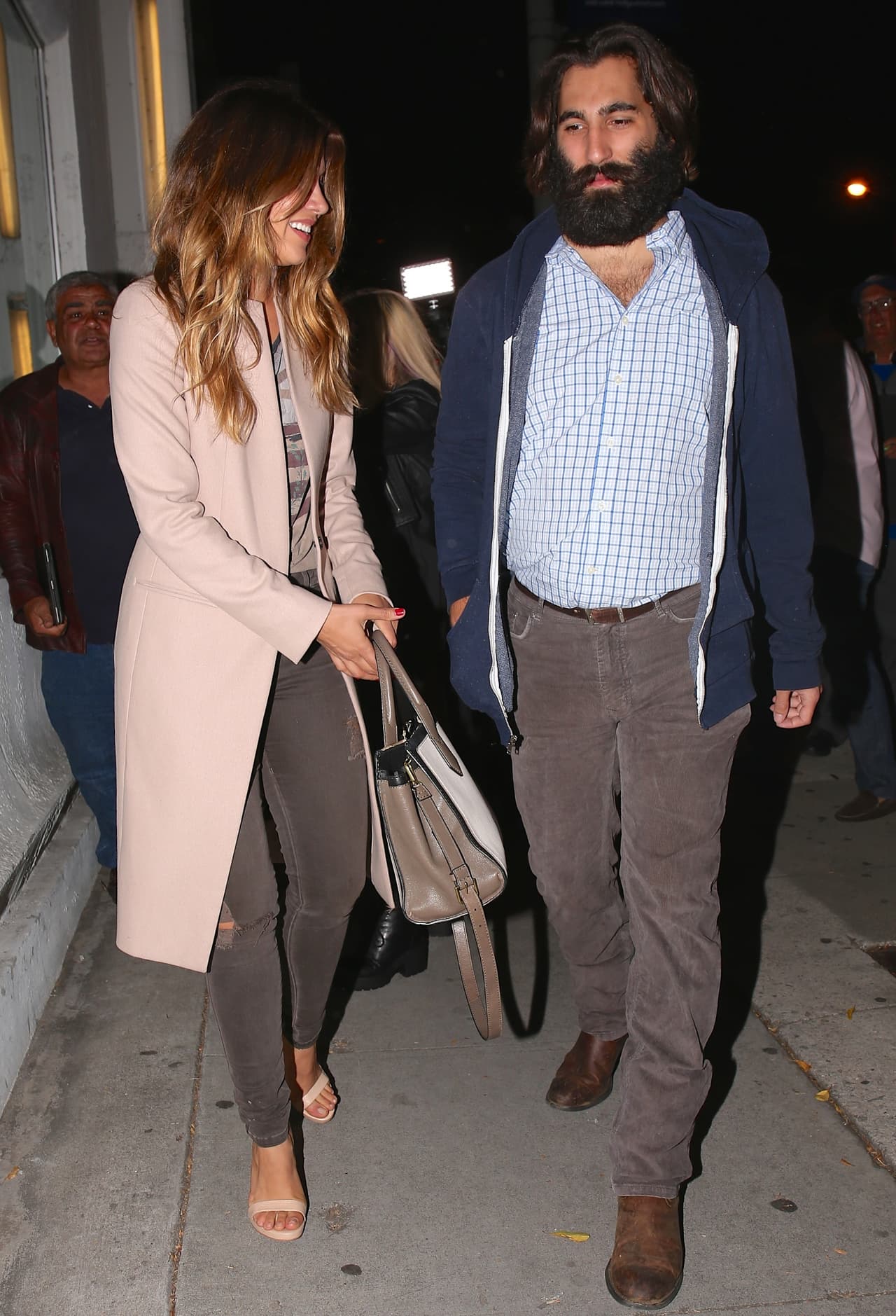 Un misterioso y barbudo nuevo amigo para Michelle. ¿Será su novio?