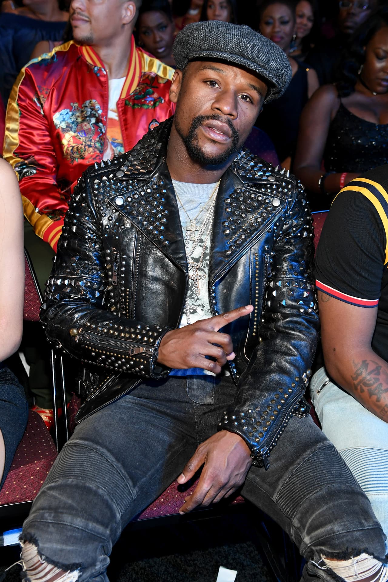 Tras semejante ataque, 50 Cent no se quedó callado y utilizó su cuenta de Instagram para responderle. Empezó con los once casos de violencia doméstica que cargan en contra de Mayweather.