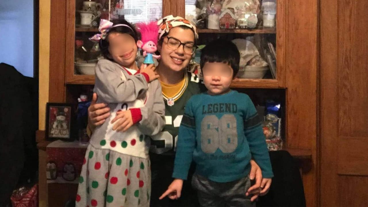 <b>Christian Duarte</b>, una joven madre hispana, 
<b>fue encontrada muerta en su casa este miércoles</b>, en lo que las autoridades investigan como un 
<b>incidente de violencia doméstica</b>. 
<b>La Policía de Cicero arrestó a Esteban Basaldúa, su novio</b>, como el presunto responsable. De acuerdo con su familia, la pareja tenía antecedentes de violencia doméstica.