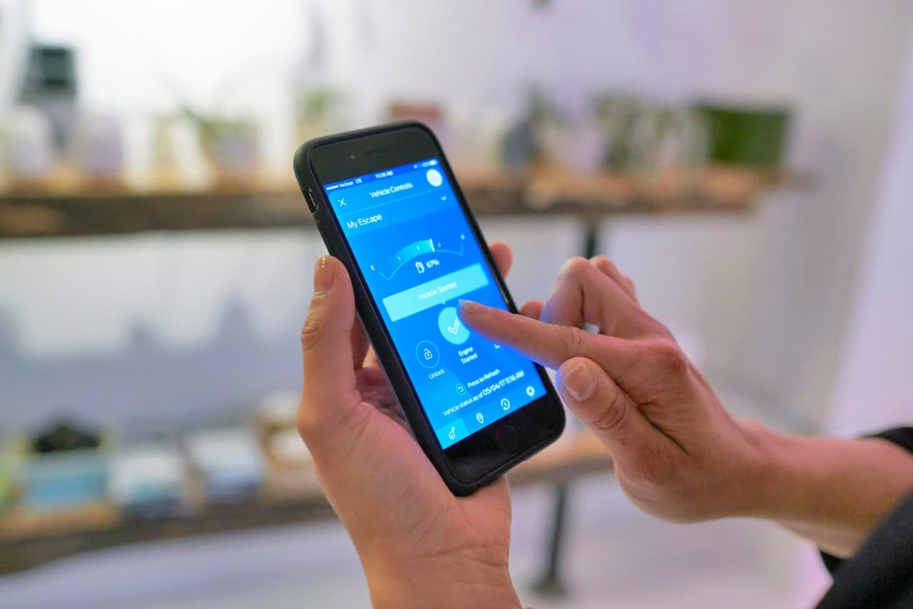 Hablemos de tecnologías. En el modelo 2017 de esta crossover de Ford llega el sistema de información y entretenimiento Sync 3. Además permite operar con Sync Connect, una aplicación que permite a los usuarios abrir y cerrar el vehículo en forma remota y acceder desde el teléfono a diversas informaciones relativas al coche