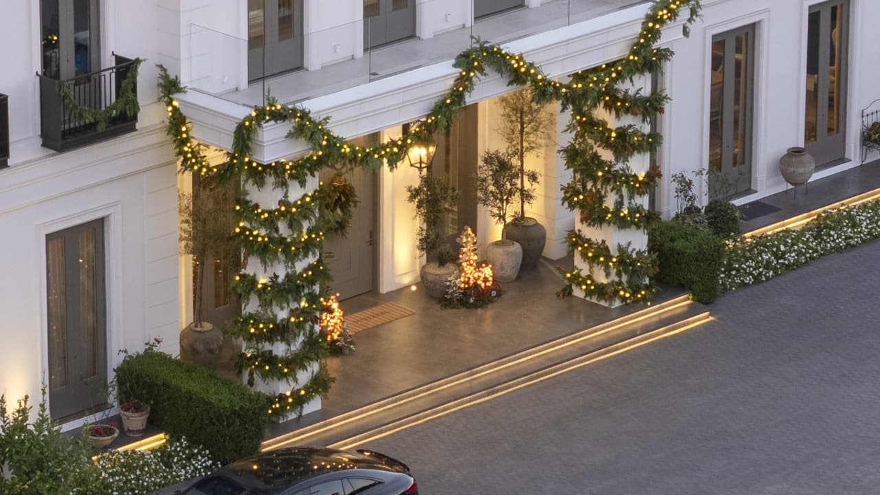 Así luce la fachada principal de la mansión de JLo y Ben Affleck.