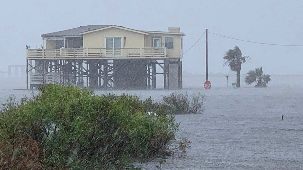 Aunque Beta no ha tocado tierra tejana hasta la tarde de este lunes, los fuertes vientos, la lluvia y marejada han inundado varias zonas del condado Brazoria.