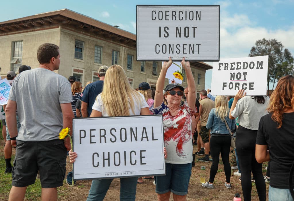 Agresiones, amenazas y desinformación: ¿cómo contrarrestar el movimiento antivacunas del covid-19?