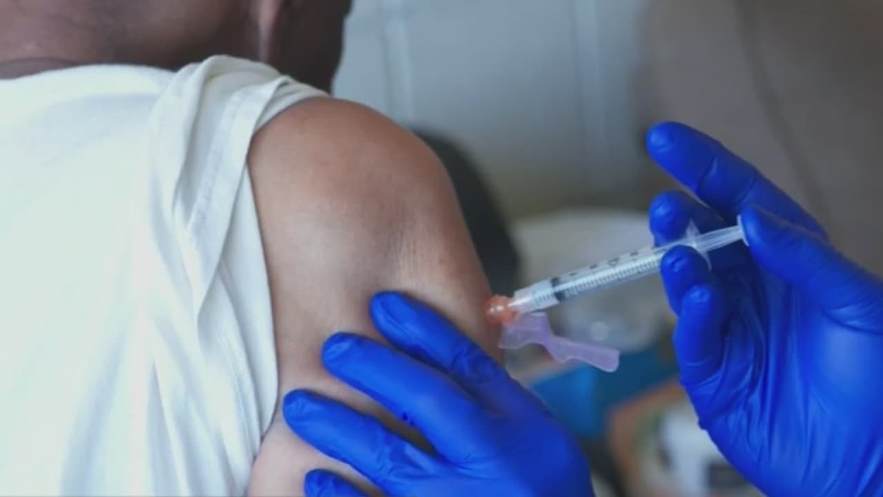 Qué significa que Nueva York haya logrado vacunar contra el coronavirus al 70% de su población