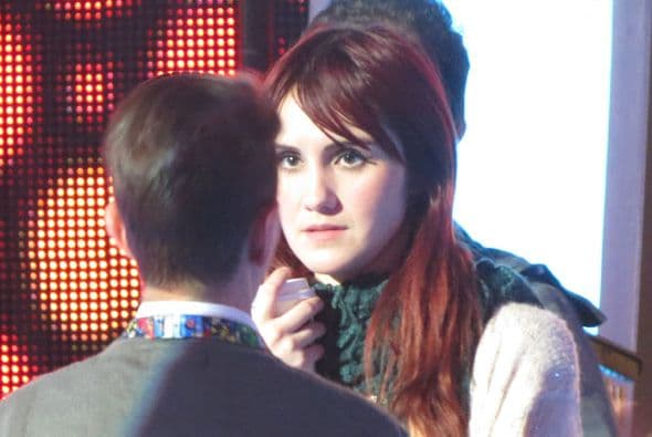 Dulce escuchando a la maestra de canto Olga.