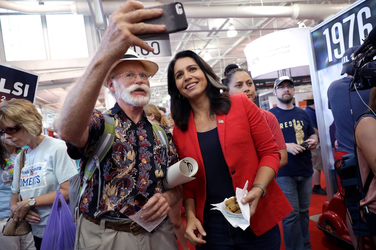 Gabbard lleva varias semanas sin tener una presencia activa en la campaña y con 38 años es la candidata más joven que se mantiene en la contienda. Junto a Elizabeth Warren son las única mujeres que todavía aspiran a enfrentarse con Donald Trump en noviembre.