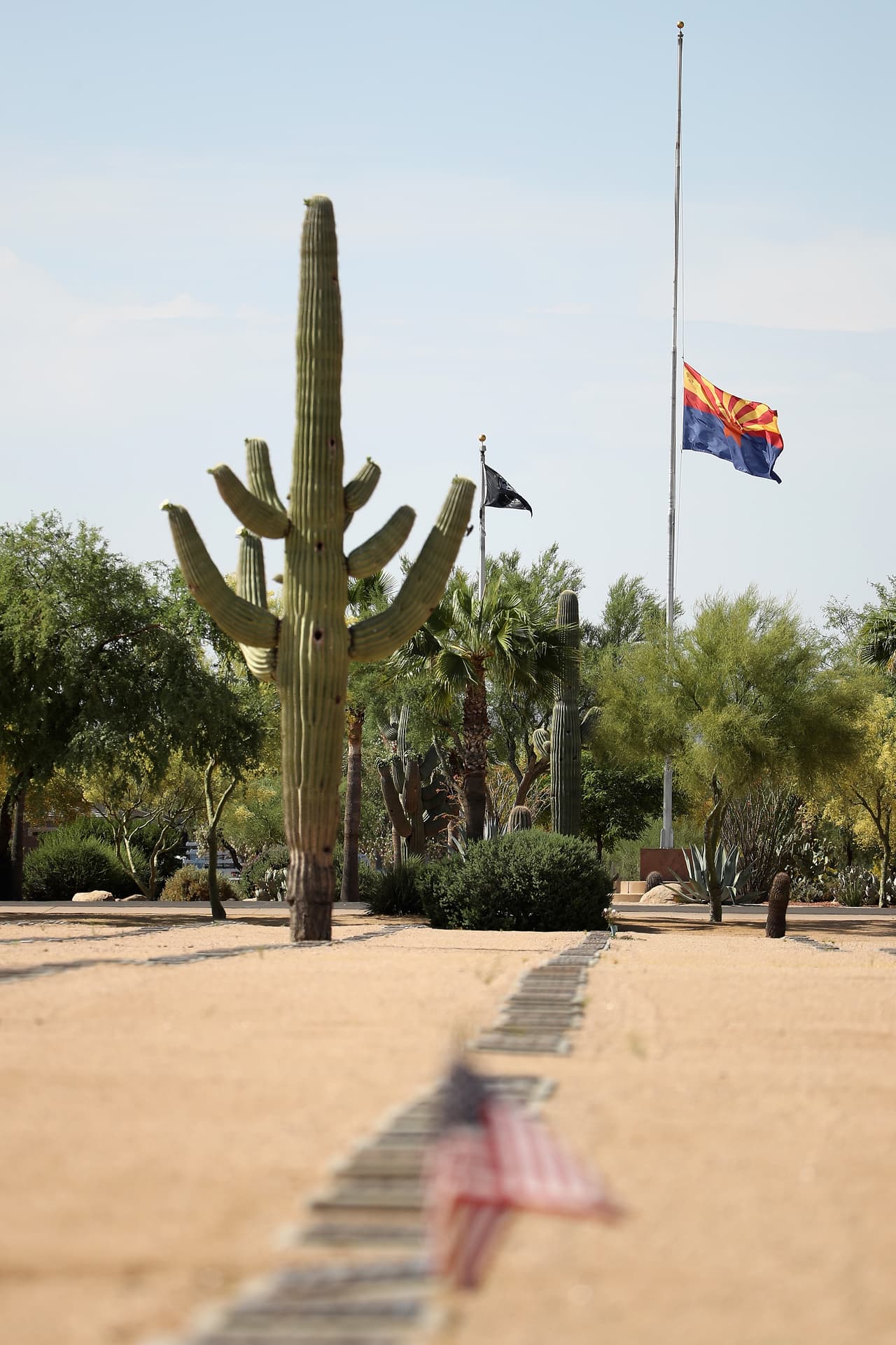 La bandera del estado de Arizona ondea a media asta en honor del 75 aniversario de la victoria.
