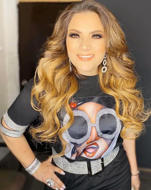 Diana Reyes, de 40 años, padece miopía con astigmatismo y malformación de las córneas. Su problema sigue avanzando y cada vez aminora más su agudeza visual.