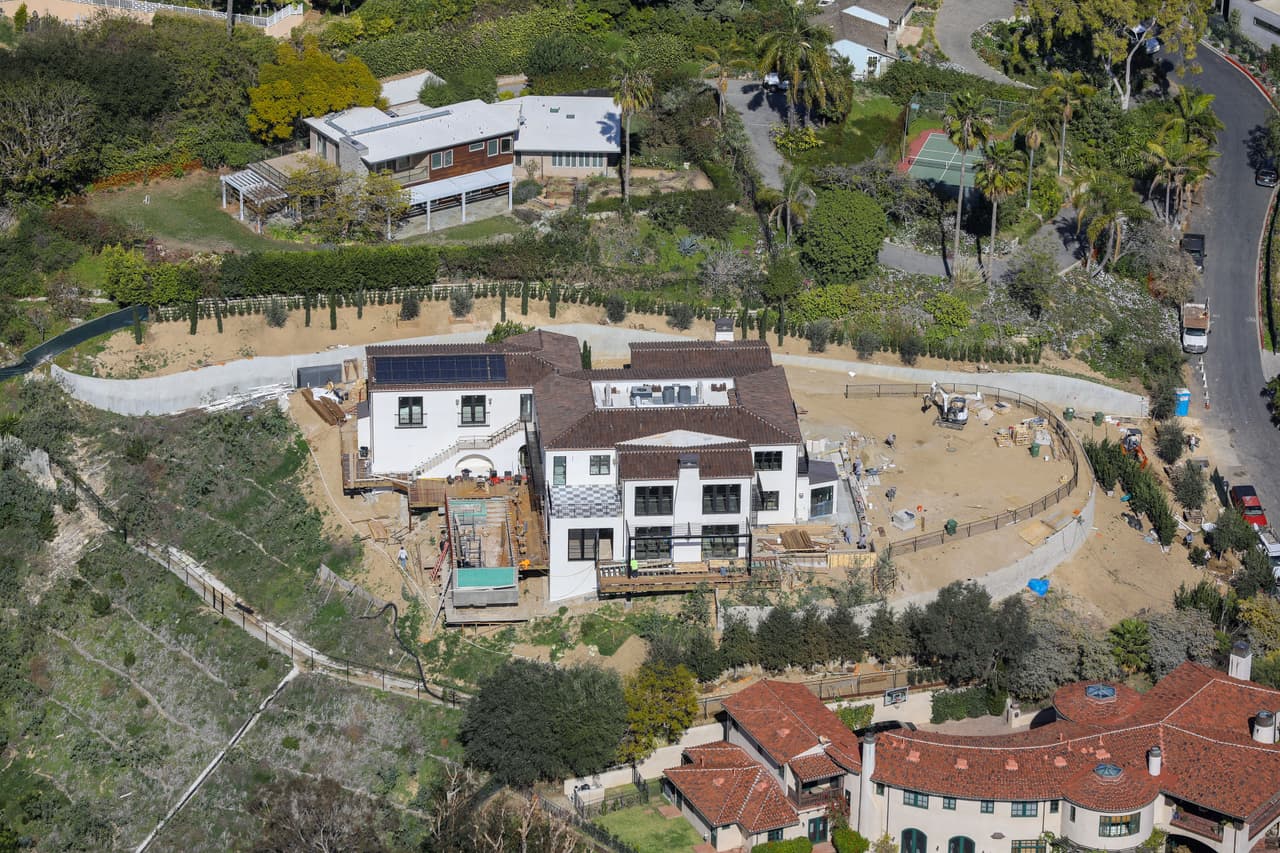 En marzo de 2019, 
<b><a href="https://www.latimes.com/business/realestate/hot-property/la-fi-hotprop-justin-bieber-beverly-hills-home-20190320-story.html" target="_blank">Los Angeles Times</a></b> reportó que el intérprete compró una residencia en Beverly Hills con valor de 
<b><a href="https://www.univision.com/famosos/en-fotos-la-mansion-que-justin-bieber-y-su-esposa-hailey-baldwin-compraron-en-beverly-hills-fotos" target="_blank">8.5 millones de dólares.</a> </b>
<br>