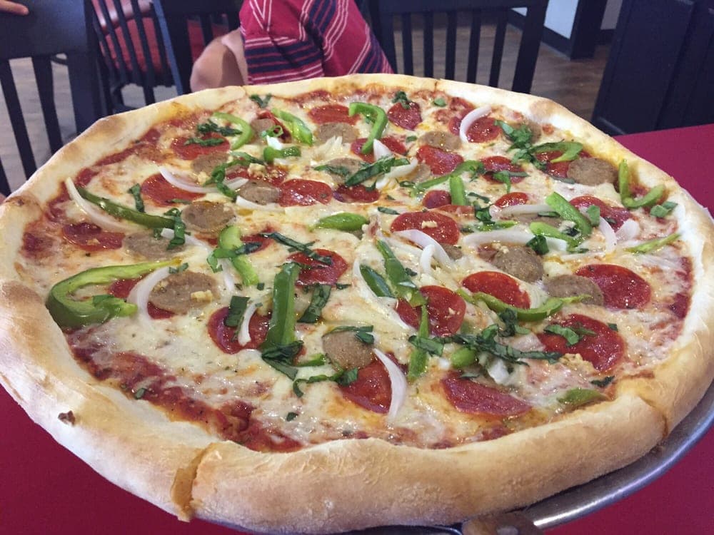 <b>DeMo's Pizzeria & Deli </b>
<br>Dirección: 222 Glenwood Ave Ste 121 Raleigh, NC 27603
<br>Teléfono: (919) 754-1050
<br>Sitio web:
<a href="https://www.demospizzeriadeli.com/">https://www.demospizzeriadeli.com/</a>
<br>
<b><a href="https://www.yelp.com/map/demos-pizzeria-and-deli-raleigh">Cómo llegar</a></b>
<br>
<br>Sus dueños aseguran que “DeMo's será tu lugar para pizza, alitas y sándwiches. Ven a ver nuestra ventana de comida para llevar en la calle, pasar el rato adentro o pedir que te entreguen la comida”.