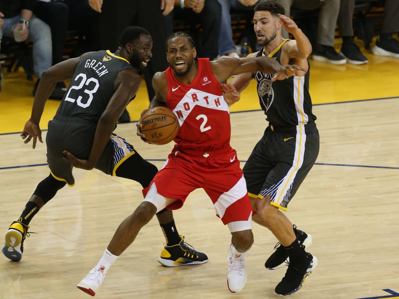 Kawhi Leonard no la pasó bien, pues en el periodo cometió su cuarto foul personal.