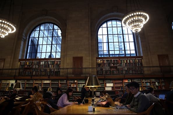 Bibliotecas públicas: Existe en Estados Unidos un sistema de bibliotecas públicas que ofrece libros y publicaciones gratis. También ofrece múltiples servicios, entre ellos clases de inglés para inmigrantes.