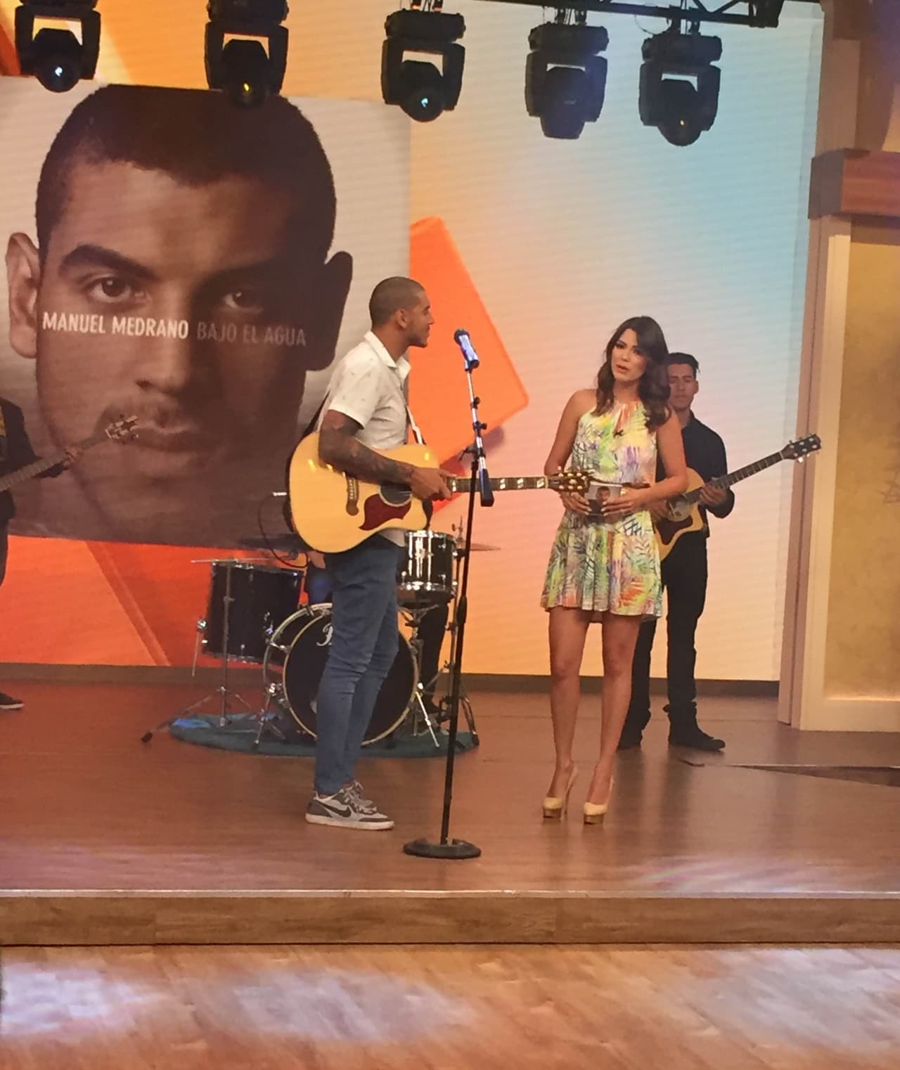 El cantautor colombiano, Manuel Medrano, nos derritió con su voz.