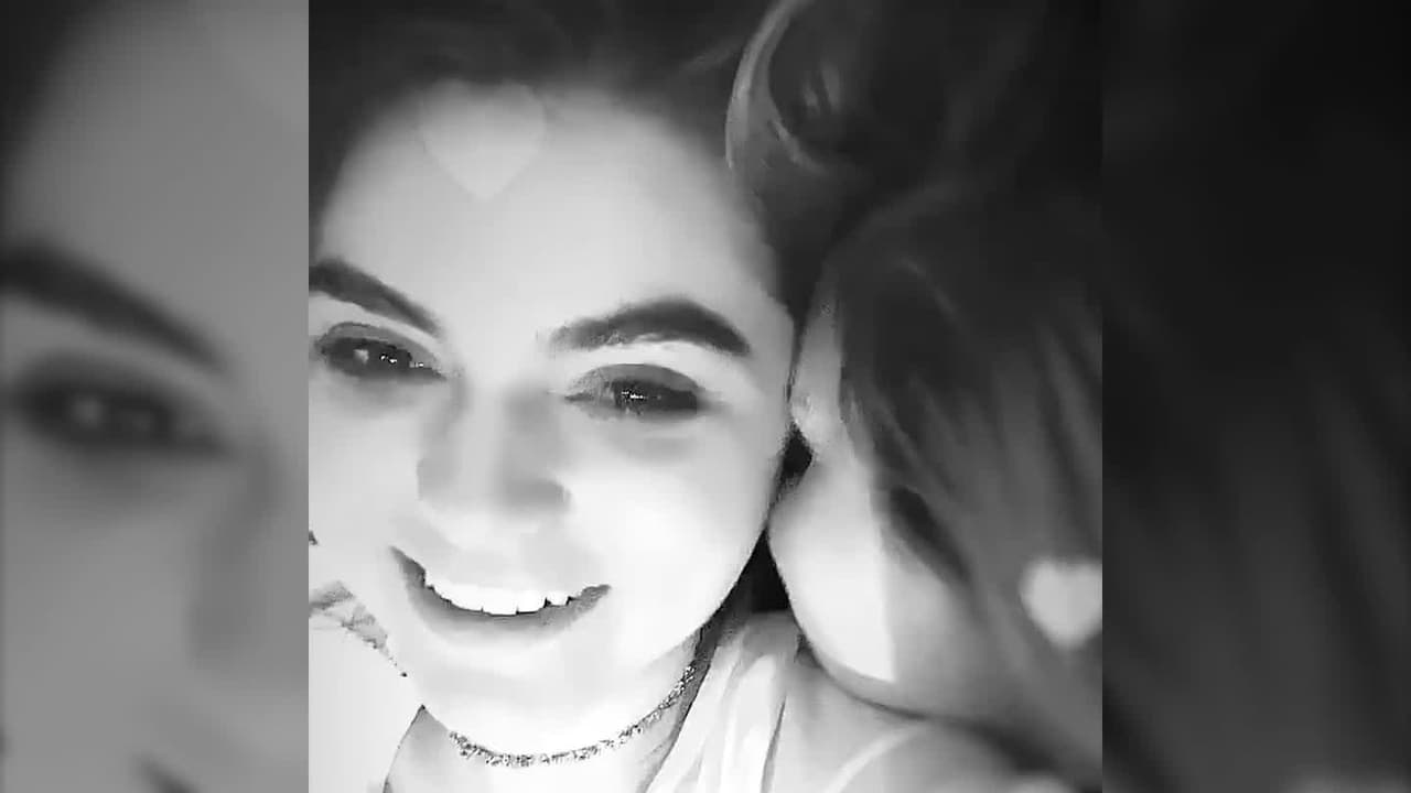 Sobre todo en el perfil de su hija mayor Sofía, con quien mantiene una relación muy divertida, según 
<a href="https://www.univision.com/famosos/por-mas-noches-asi-angelica-rivera-sorprende-con-cosquillas-a-su-hija-sofia-castro-en-la-cama-video">lo demuestran sus publicaciones</a>.