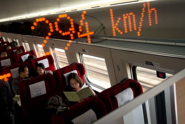 Los trenes en la línea más reciente de alta velocidad correrán a 300 kilómetros por hora (186 mph), con un tiempo total de traslado de aproximadamente ocho horas.