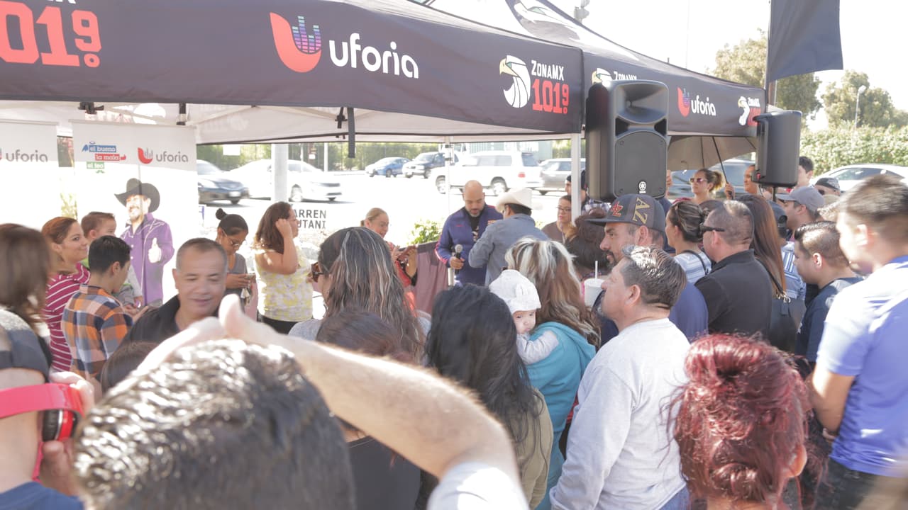 'El Bueno, La Mala y El Feo' entregando boletos en la ciudad de Carson.