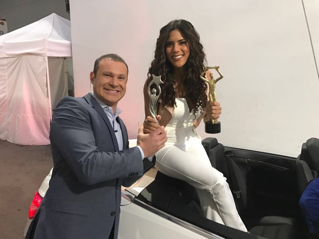 Alan Tacher fue el encargado de darle la bienvenida y escoltarla.