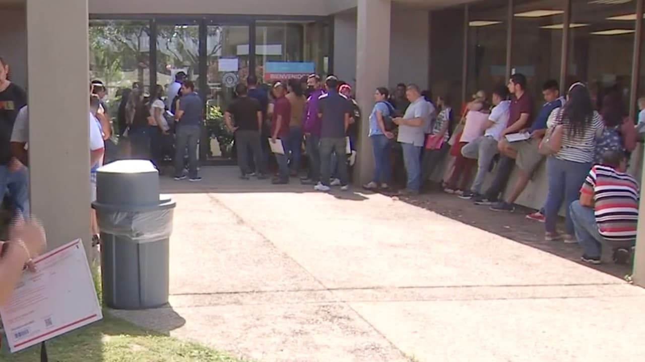 La abogada de inmigración, Silvia Mintz, aconseja documentar la cancelación o cuando se posterga la cita.