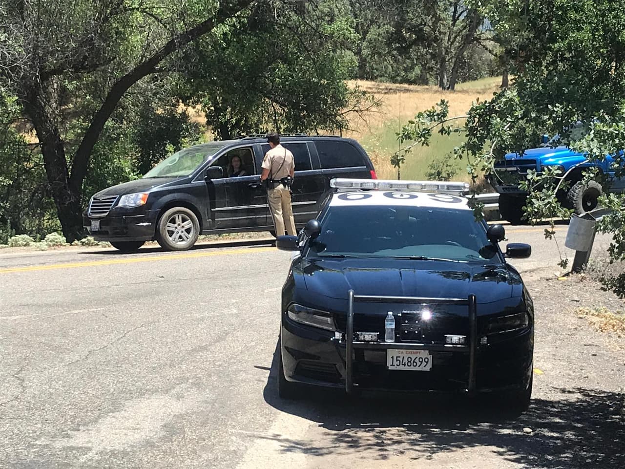 Agentes del Alguacil del Condado de Fresno realizaron controles vehiculares durante la búsqueda del sospechoso