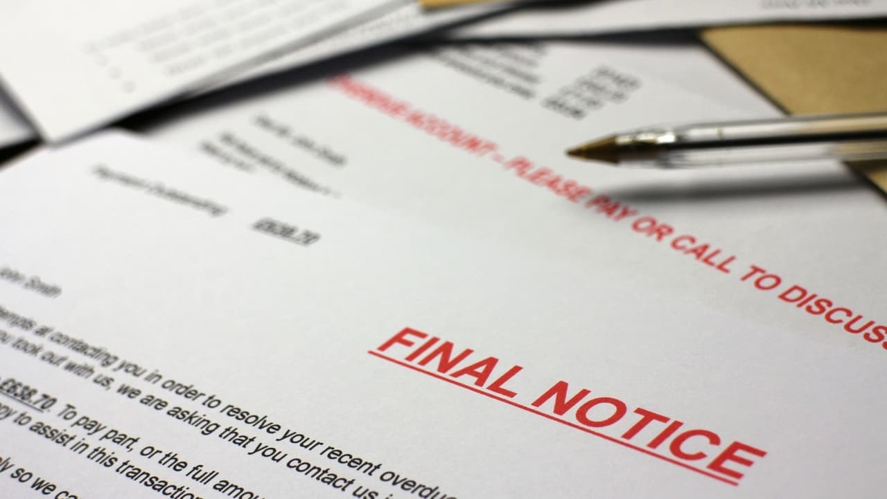 La liquidación de deudas reduce la cantidad de deuda que debe, pero reducirá significativamente su puntaje crediticio y tendrá un impacto negativo en su informe crediticio. El proceso no es tan simple como la consolidación de deuda. Tienes que convencer a todos los acreedores de que si no llegan a un acuerdo contigo, probablemente no obtendrán nada en absoluto.