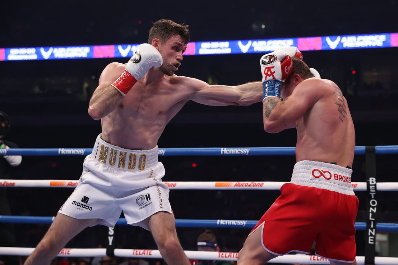 Smith era castigado con golpes rectos del tapatío a diestra y siniestra en el tercer episodio, aunque aún no se soltaba por completo en el ring.