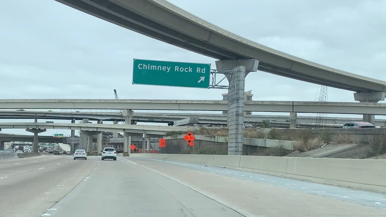 Cuando un vehículo comienza a patinar, es importante no entrar en pánico, continúa mirando y gira en la dirección en la que deseas que vaya el automóvil.