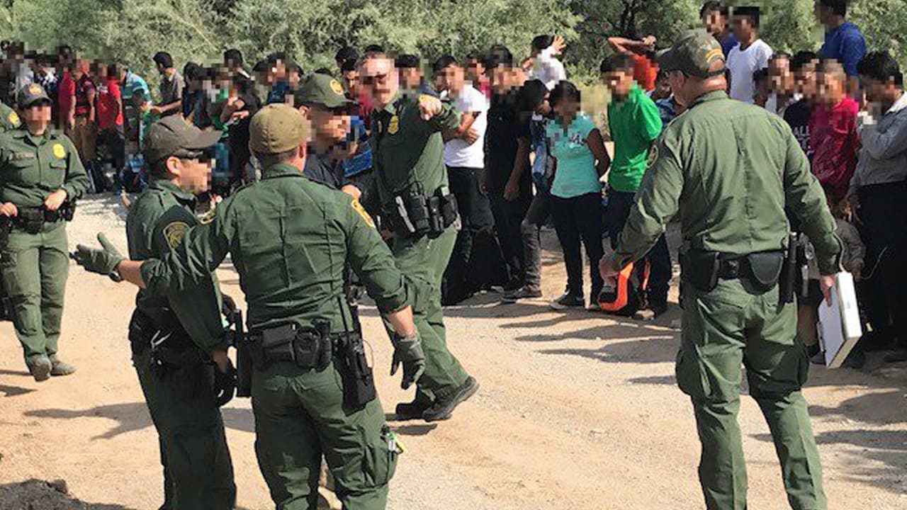 Detienen a 128 indocumentados en Arizona, se cree que fueron abandonados por contrabandistas 