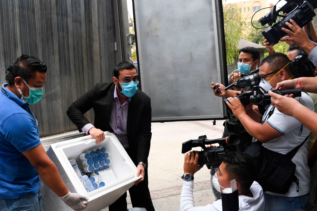 La agencia reguladora de medicinas de Estados Unidos autorizó que dosis de cloroquina e hidroxicloroquina donadas por tres farmacéuticas "se distribuyan y sean recetados por los médicos a los pacientes adolescentes y adultos hospitalizados con covid-19, de manera apropiada", algo que también ha comenzado a hacerse en países de Latinoamérica.