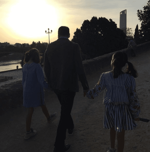 "Gracias por hacer de los momentos más simples, como estar en cama leyendo con nuestra copita, sean momentos inolvidables. Quiero hacerme viejita a tu lado", concluyó.