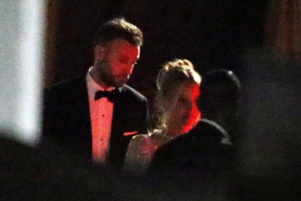 Estas fotografías muestran parte de lo que sucedió en el recinto donde celebraron su matrimonio. De acuerdo con la agencia Grosby, las imágenes fueron capturadas cuando la pareja abandonaba el lugar.