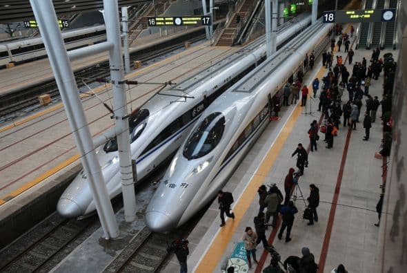 La inauguración de la línea de 2.298 kilómetros (1.428 millas) se conmemoró con la salida de un tren de Beijing a Guangzhou (Cantón), a las 9:00 de la mañana. Una hora después, otro tren salió de Guangzhou hacia la capital del país.