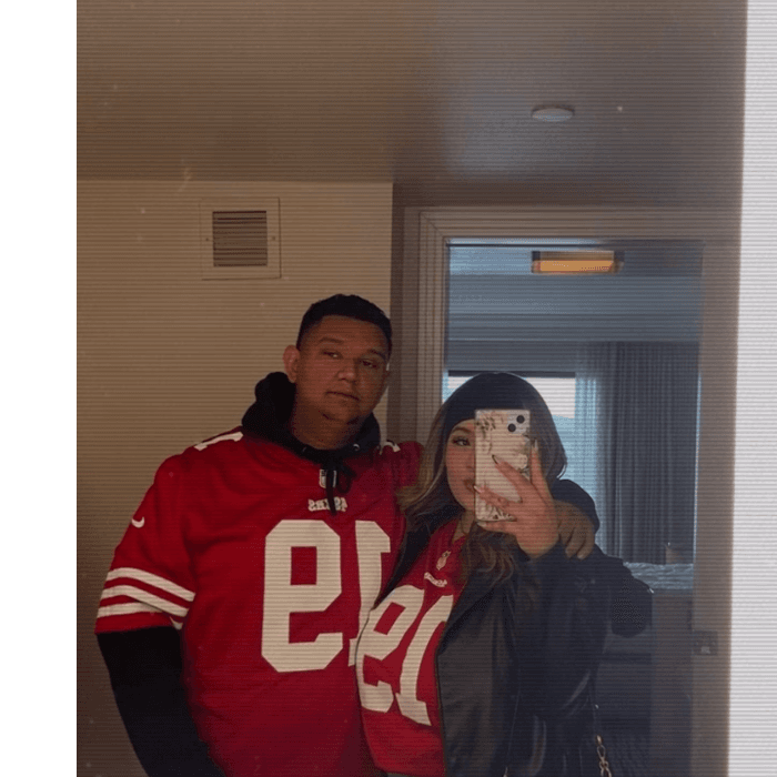 Dafne Aguilar y su acompañante presumen su afición por los 49ers.